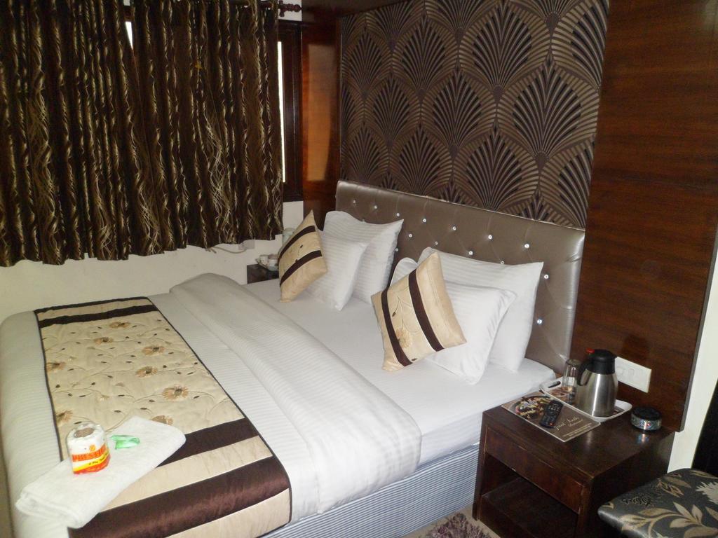 Hotel Arjun  Nueva Delhi Habitación foto